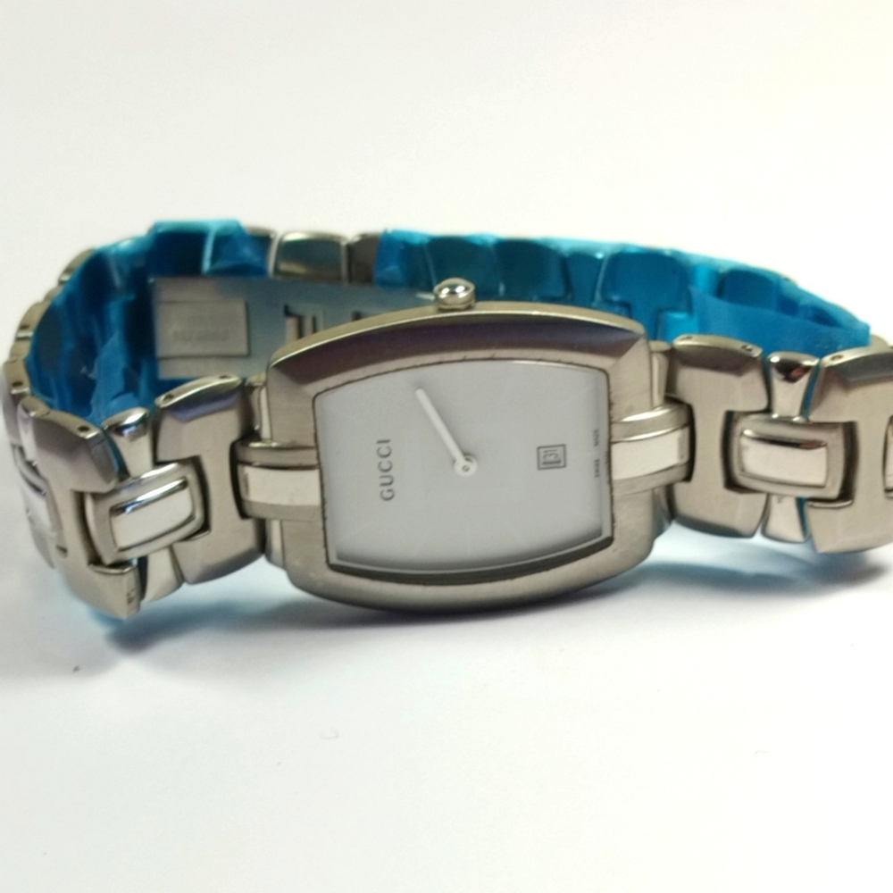 Gucci Women's Watch in New Condition *Needs battery replacement* - Picture 10 of 11